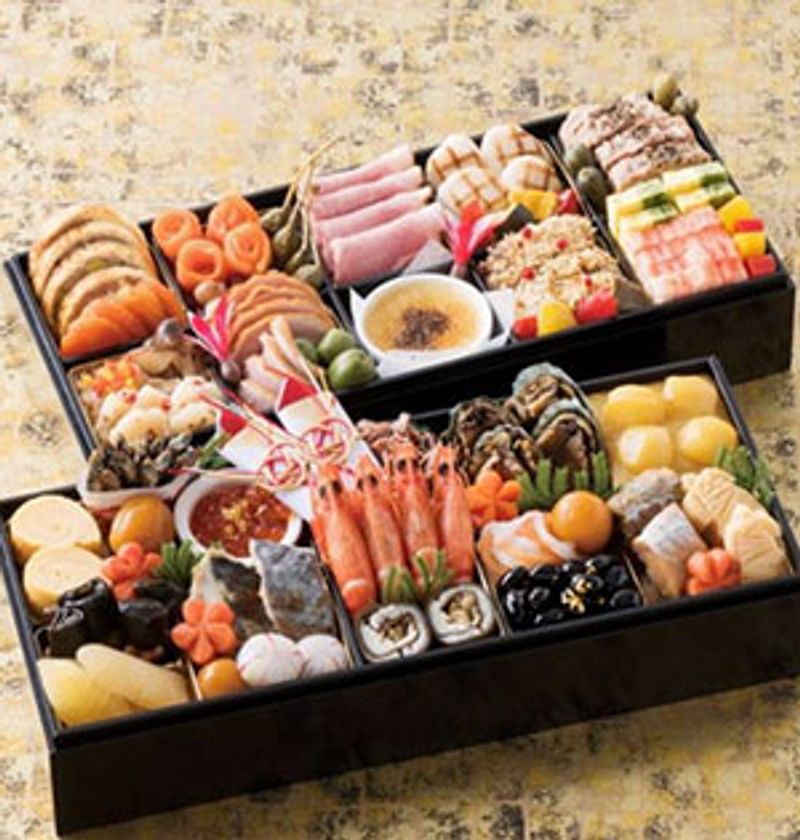 一年の幸を願ってご家族で贅沢なひとときを
宝塚ホテル監修『おせち料理』販売
2017年12月25日（月）までご予約受付中