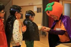 被災地の子供たちにハロウィン柿をプレゼント