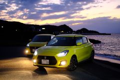 新型スイフトスポーツ(手前)と旧型スイフト(後方) 4