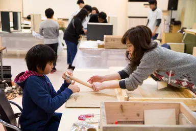 親子でつくえ組み立て2