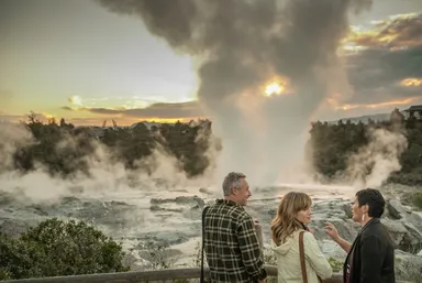 最大30メートルもの高さまで噴き上げるロトルア(テ・プイア)のポフツ間欠泉