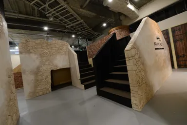 遺跡風スタジオも見所満載