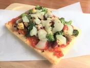 ソイトマトソースとコロコロ野菜のピザ