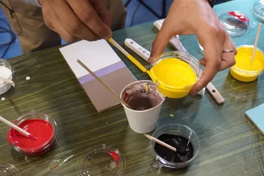 調色で塗料を混ぜている様子