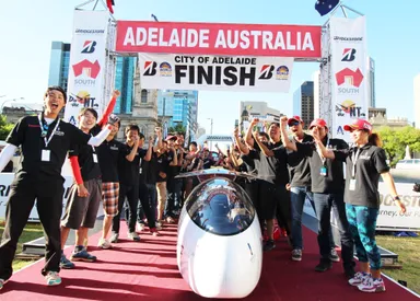 3,021kmを完走し、ゴールで喜ぶメンバー