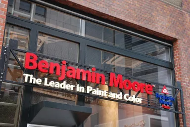 オシャレで目立つ赤が基調のロゴ看板