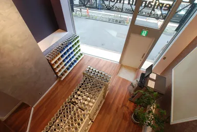 スキップフロアから1階を見降ろす