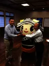 朝倉氏遺跡会長から優勝者へのトロフィー贈呈