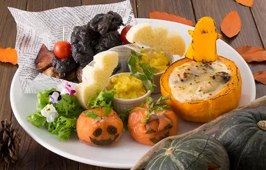 ハロウィンプレート（先着1,000名様へプレゼント、写真は2名様分）