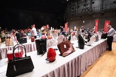 302点もの作品が一同に介した一次審査会会場(1)