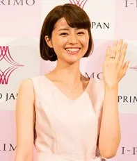 オリオンとアルテミシアを着けて笑顔の鈴木ちなみさん