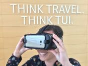 TUIグループが「InstaVR」上で作成したVR旅行体験アプリを、来店客が GearVRヘッドセットを使って店頭で体験している例