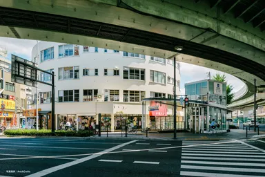 扇状の外観が特徴的な新桜川ビル