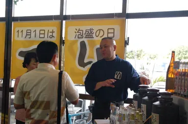 酒造所さんによる泡盛入門話に耳を傾けます