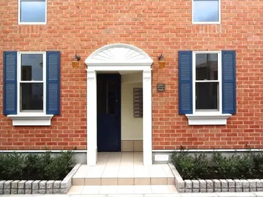 パリの街角の様な外観