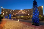 「ヒルトン東京ベイ・クリスマス・トレイン」の登場を皮切りに、ホテルは全館をあげてクリスマスムード一色に包まれる
