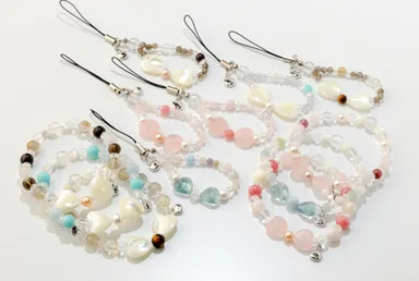 ブレスレット、ストラップは各6種類のラインナップ