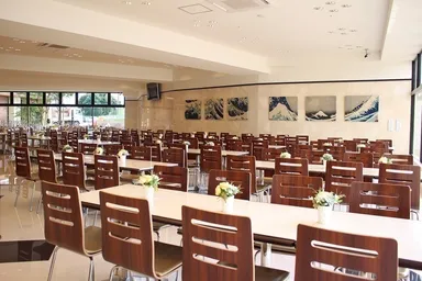 浮世絵が飾られたロビー