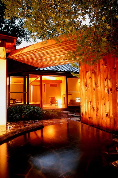 せまる椛とともに湯を楽しむ