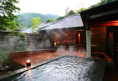 暮れ行く空を眺めつつ湯を楽しむ