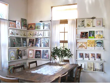 店内：カフェ　ターシャ・チューダーさんの本を全て蔵書