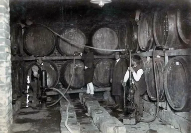 地下蔵での作業 大正6年創業の頃