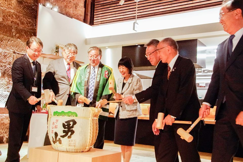 高橋 はるみ北海道知事(左から4番目)や保野 洋一利尻町長(左から3番目)らが出席したオープニングセレモニー