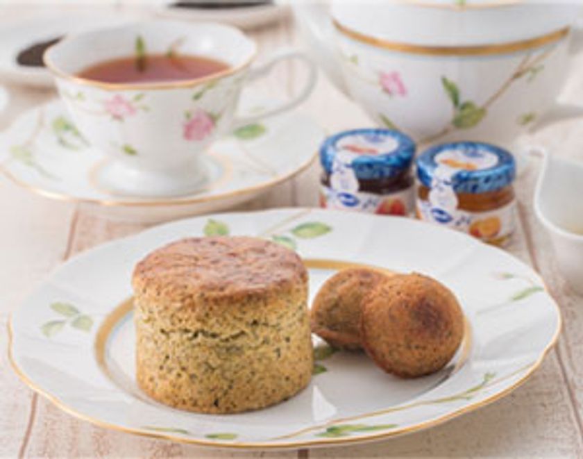 日本紅茶協会の「おいしい紅茶の店」認定記念
茶葉をふんだんに使用した焼き菓子と紅茶のセット
“紅茶の日”にちなみ2017年11月1日（水）より
大阪新阪急ホテルにて販売