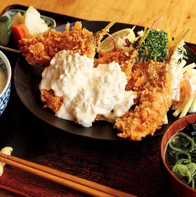 外はザクザク、中はふっくらの「あじフライ」