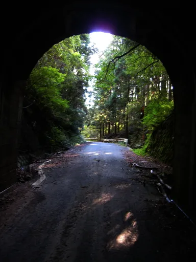 あるトンネルの出口で