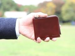 L字ファスナータイプの「ショートウォレット」と「ロングウォレット」の長所が融合して生まれた　L字ファスナー本革二つ折り財布『ジャミーウォレット』登場！