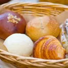 「見える油」であるバターを付けて食べるパンは、パン自体にも製造の段階で脂肪が使われています