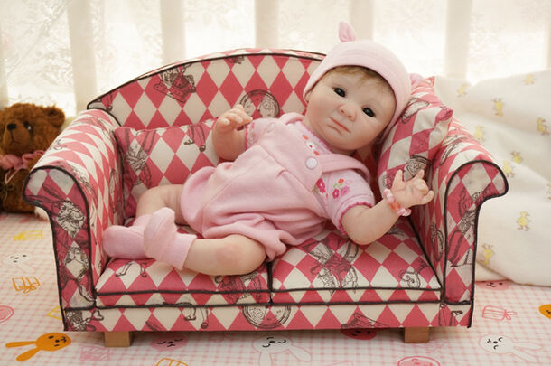 ドラマ「大奥」にも出演したリアルな赤ちゃん人形 約30体が集結する