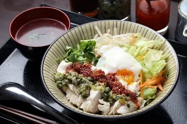 鶏飯丼(温玉のせ)