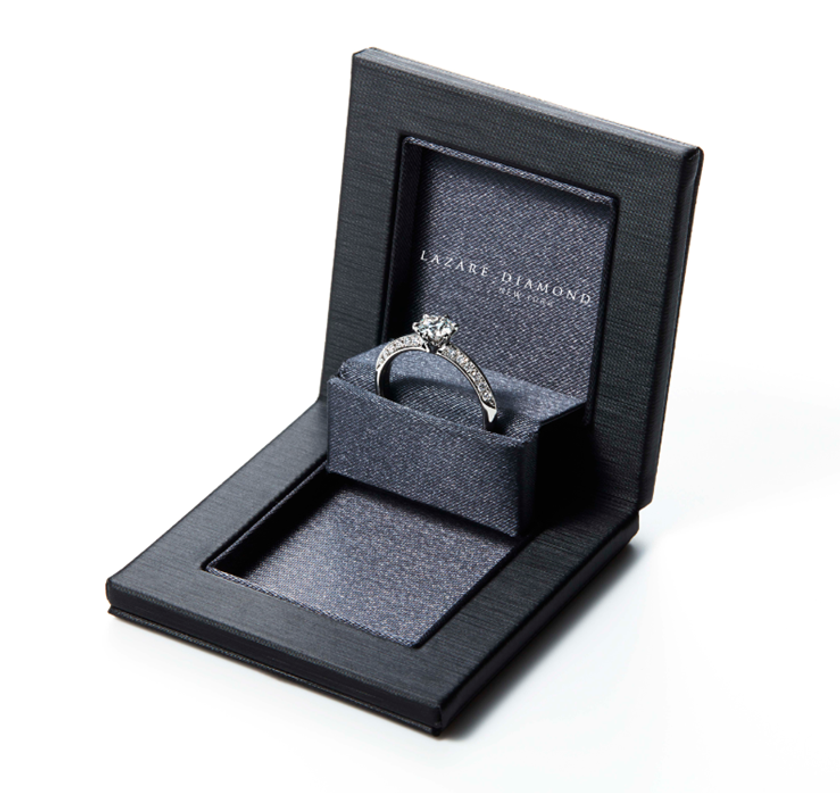 超薄型！ 
サプライズ演出にぴったりなプロポーズ専用BOXが新登場！
スマートな形であなたの想いをサポート