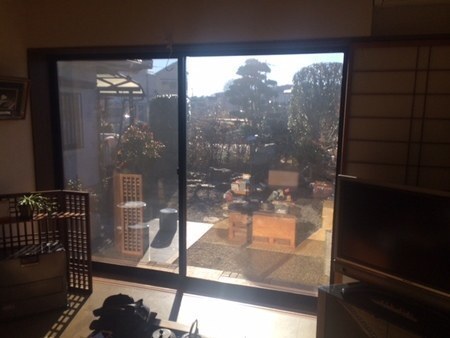 結露が発生しやすい冬の窓際がカーテンいらずに マジックミラー効果付き 窓用断熱フィルム 開発 日本エコ断熱フィルム株式会社のプレスリリース