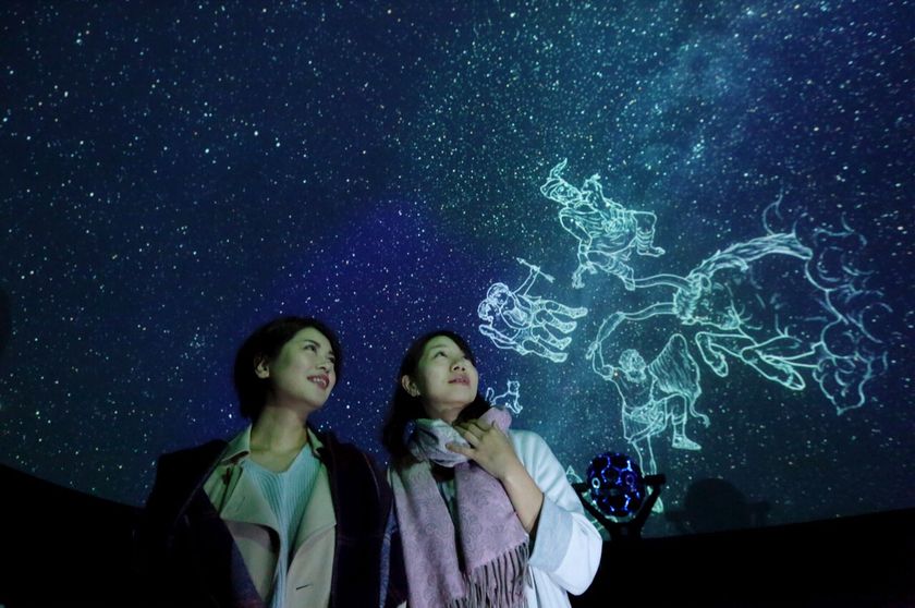 プラネタリウムでしか撮れない。
世界でここだけのフォトジェニックイベント、ついに開催!!
【コニカミノルタプラネタリウム“満天”】
「スターナイトフォト~冬のダイヤモンドを見上げよう!~」開催
クリスマスはプラネタリウムで星空と写真を