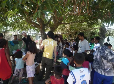 フィリピンの子供たちに洋服などを寄付