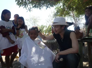 フィリピンの子供たちにヘアカット