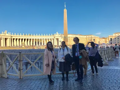 林夫妻と共同演者のSashwati Roy教授(オハイオ州立大学)、学会会場外にて