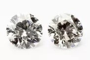 左：透明度の高いダイヤモンド　右：不純物の入ったダイヤモンド