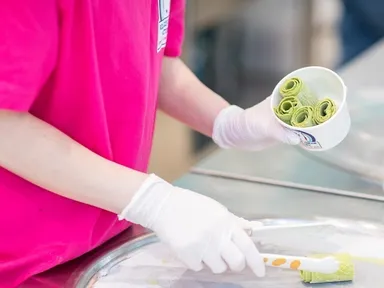 ロールアイスクリームをカップへ