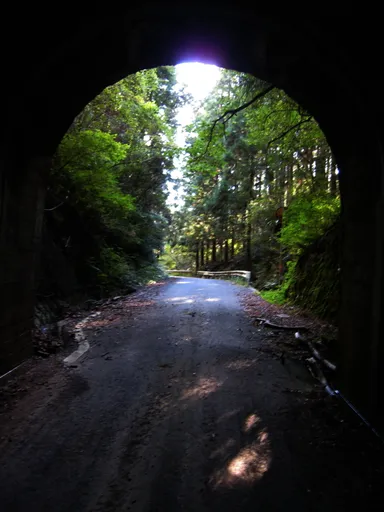 トンネルの出口にて