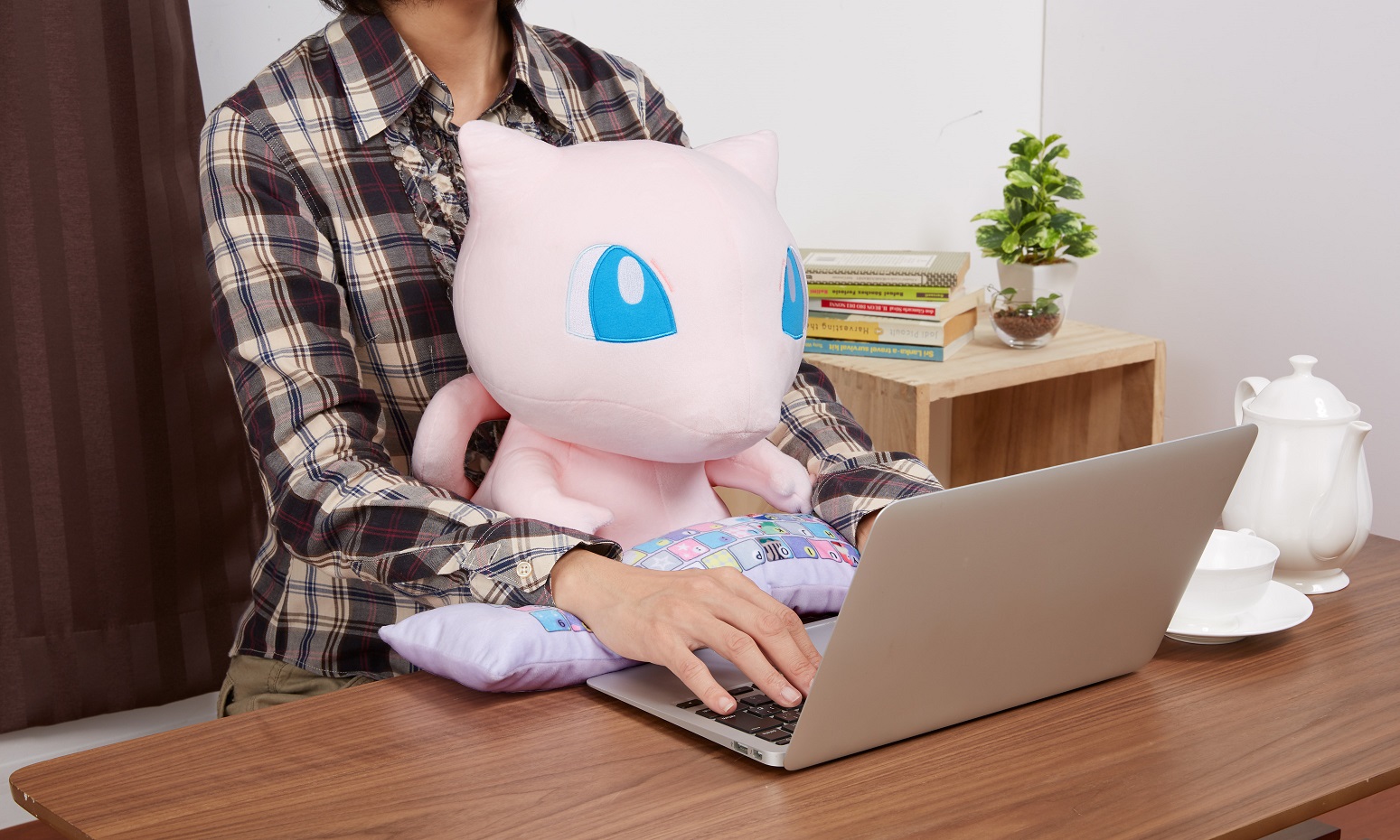 幻のポケモン ミュウ がpcクッションで登場 淡いピンクの身体に大きな水色の瞳や長い尻尾まで再現 株式会社バンダイ ファンシー雑貨プロジェクトのプレスリリース