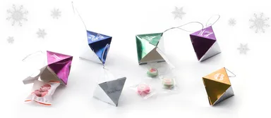 オーナメントの中に8種のナッツやチョコレートなどのお菓子入り