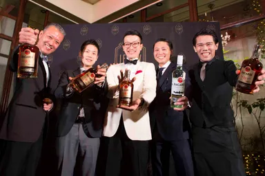 ファイナリスト（写真左から）　篠原　恒治（Cigar Bar RINGOKAN／荻島　渉（BVLGARI IL BAR)／阿部　央　(Andaz Tokyo, Andaz Tavern Lounge & Bar)／大場　海人（BAR BESO)／西野　真司（union）　※敬称略