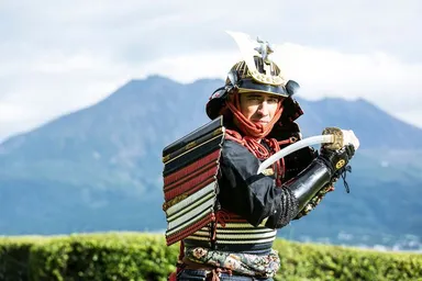 桜島をバックに島津家の庭で甲冑を着て戦国武者に変身！ 子どもから