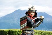 桜島をバックに島津家の庭で甲冑を着て戦国武者に変身！　子どもから大人まで楽しめる写真撮影のイベントを実施