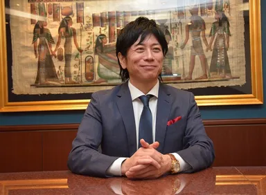 銀座支社 社長室にて笑顔で語る木村社長