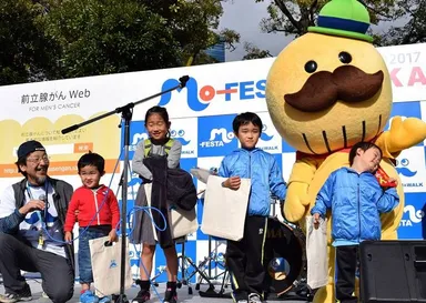 表彰を受ける子供たち(大阪)